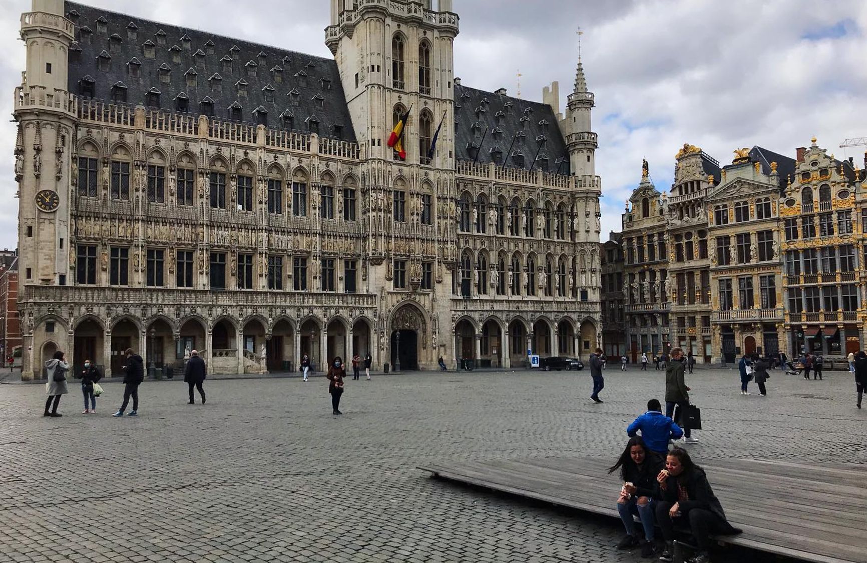 Площадь в центре Брюсселя без туристов
