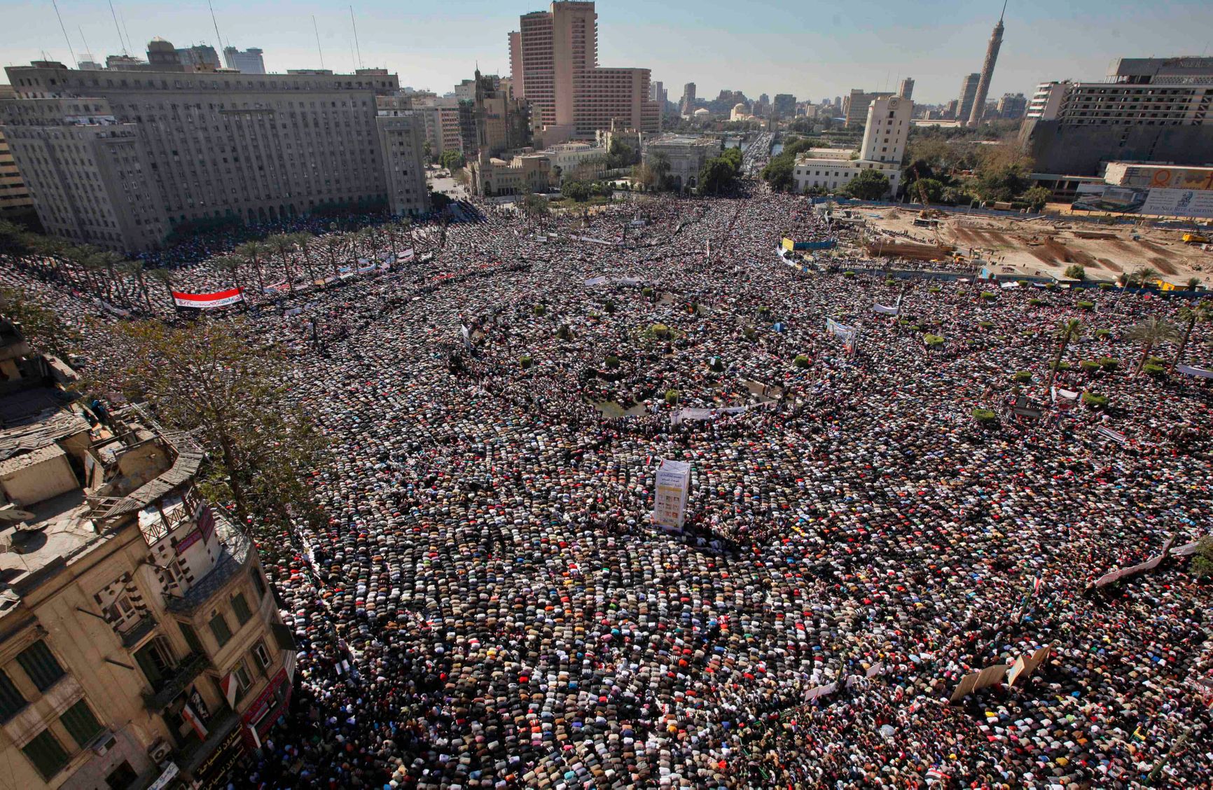 Февраль 2011 года. Египтяне празднуют падение режима Хосни Мубарака на площади Тахрир в Каире