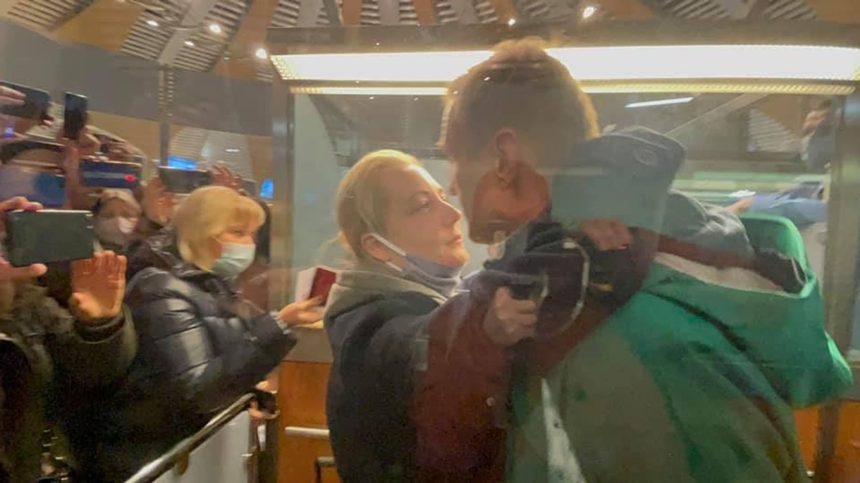 Alexei Navalny says goodbye to his wife in Sheremetyevo. He was arrested at the passport control, his lawyer was not allowed to accompany him.