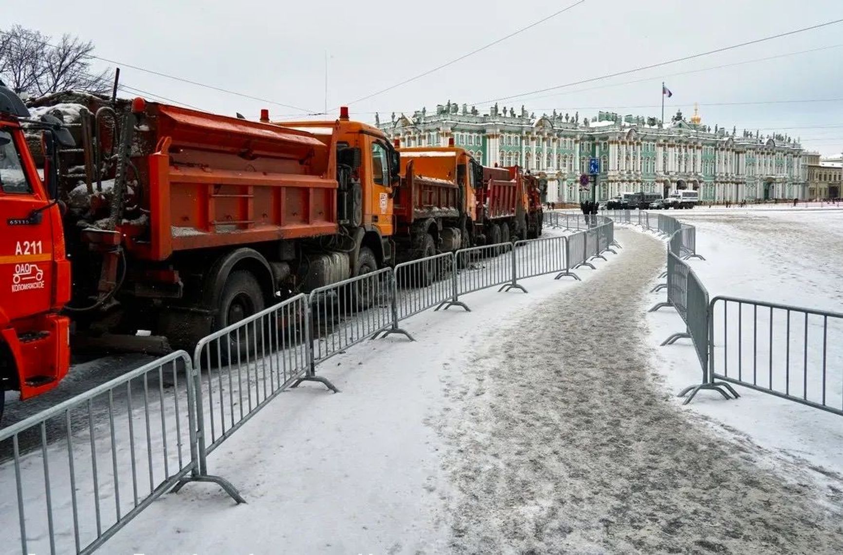 Окружение из снегоуборочной техники на Дворцовой площади, 23 января 2021 года