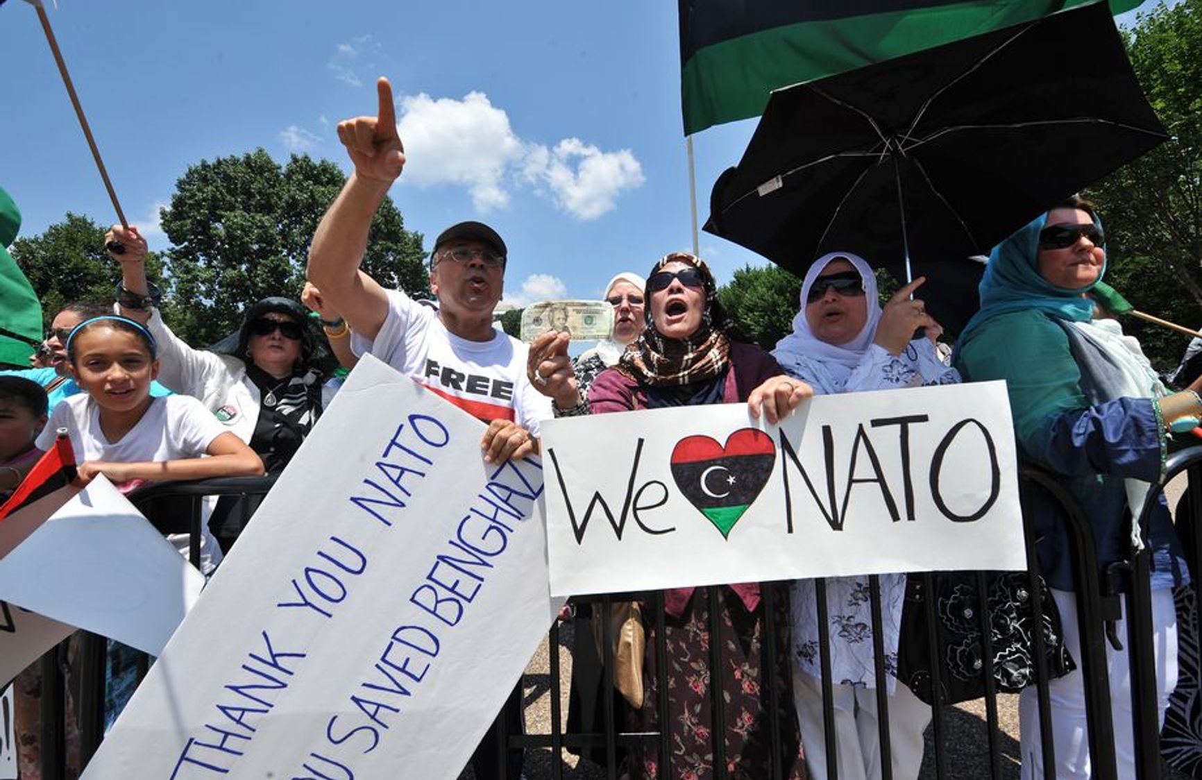 Вашингтон, 2011 г. Американские ливийцы у Белого дома приветствуют операцию НАТО в Ливии