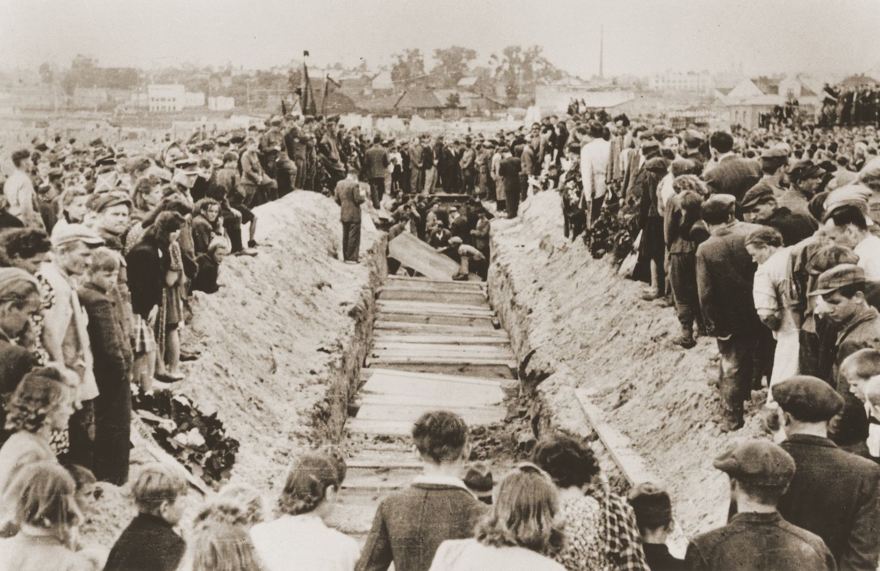 Похороны жертв погрома. Кельц, 1946 г.