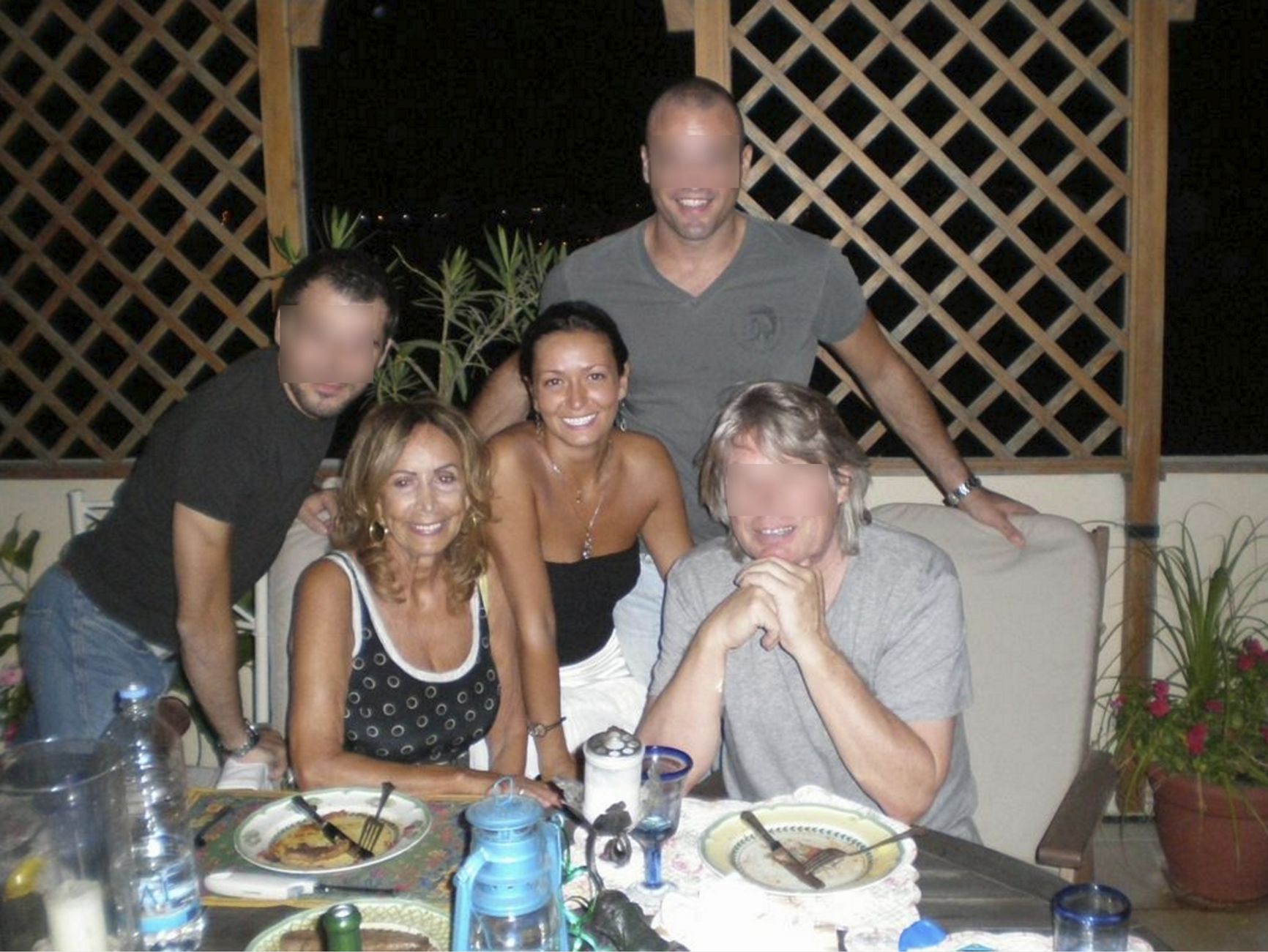 «Мария Адела» (в центре) с друзьями на террасе квартиры Марсель Д’Аржи Смит (вторая слева) на Мальте 1 сентября 2010 года
