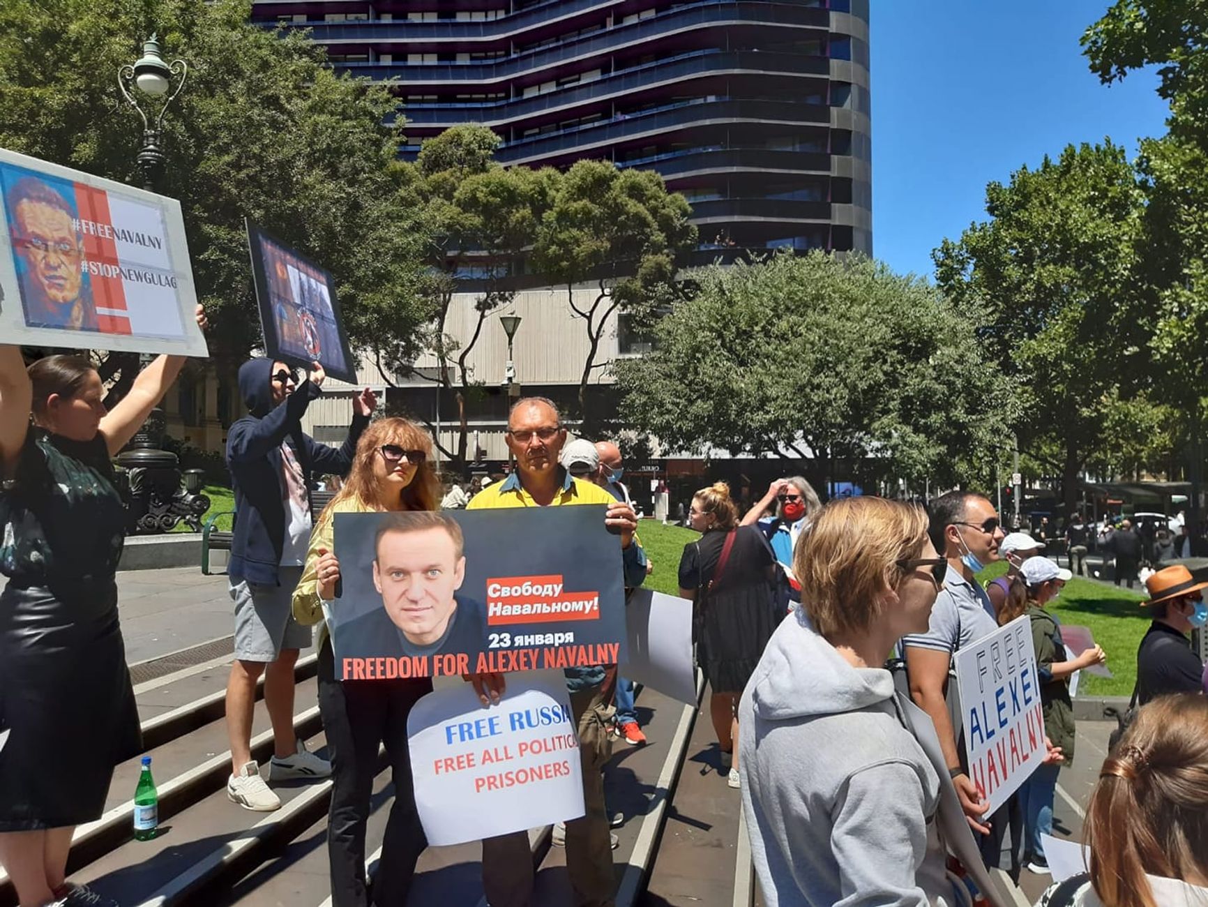 Десятки человек вышли к зданию российского посольства в разных городах Австралии.  На фото - Мельбурн.