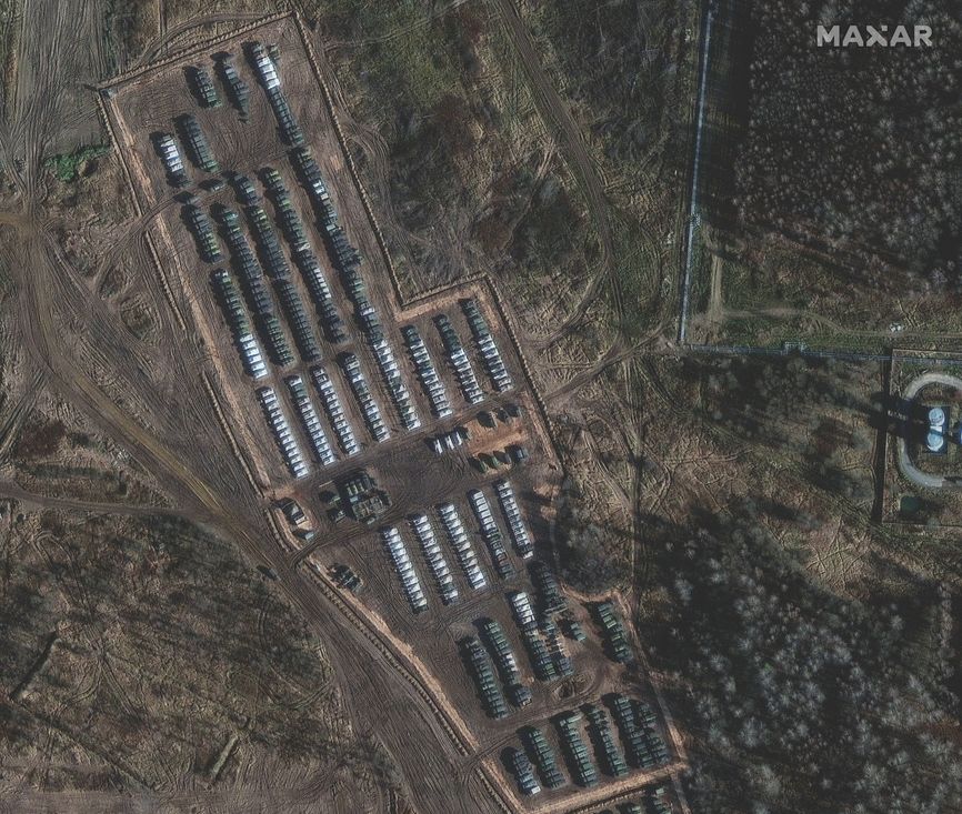Снимки российской военной техники у границ Украины со спутников Maxar