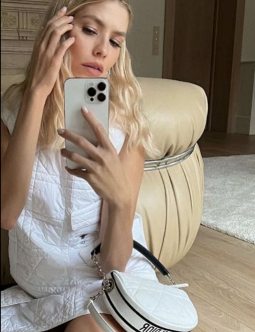 Elena Perminova (wife of Alexander Lebedev, a former State Duma deputy and currently Chairman of the Board of Directors of National Reserve Corporation and a member of the Foreign and Defense Policy Council) with a Dior Vibe bag (300 000 rubles)