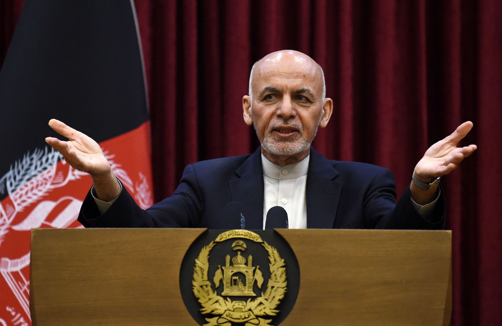 Всего около месяца назад президент Гани торжественно заявлял, что никогда не покинет Афганистан из-за талибов