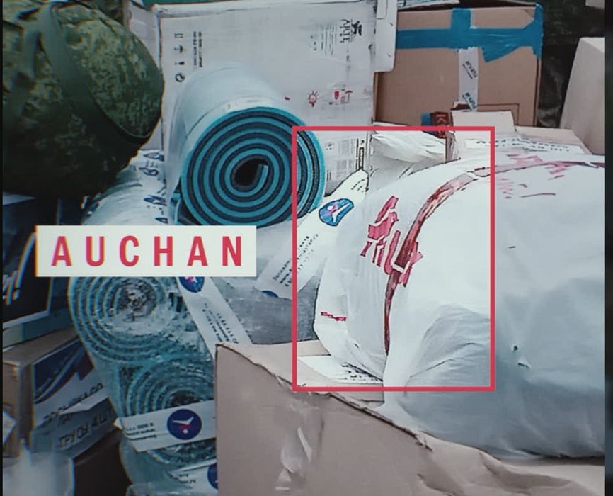 На видео, где российские военные благодарят за помощь волонтеров, можно заметить товары в фирменной упаковке «Ашана»