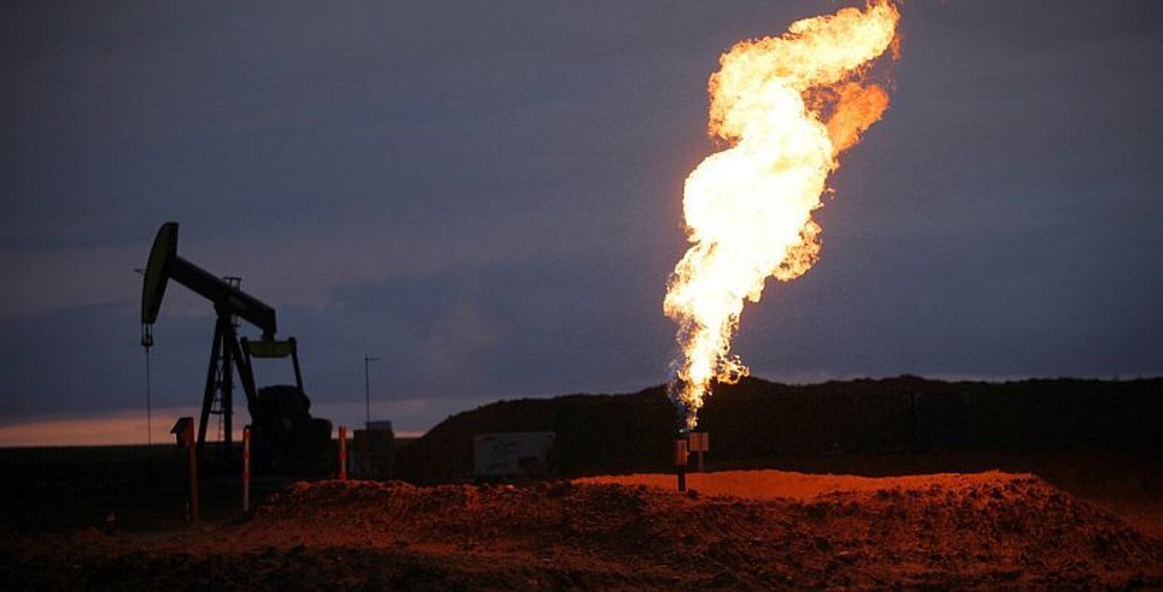 Сжигание нефтяного газа в факелах. Попутный нефтяной ГАЗ. Факел сжигания попутного газа. Попутный нефтяной ГАЗ сжигание. Факел попутного нефтяного газа.