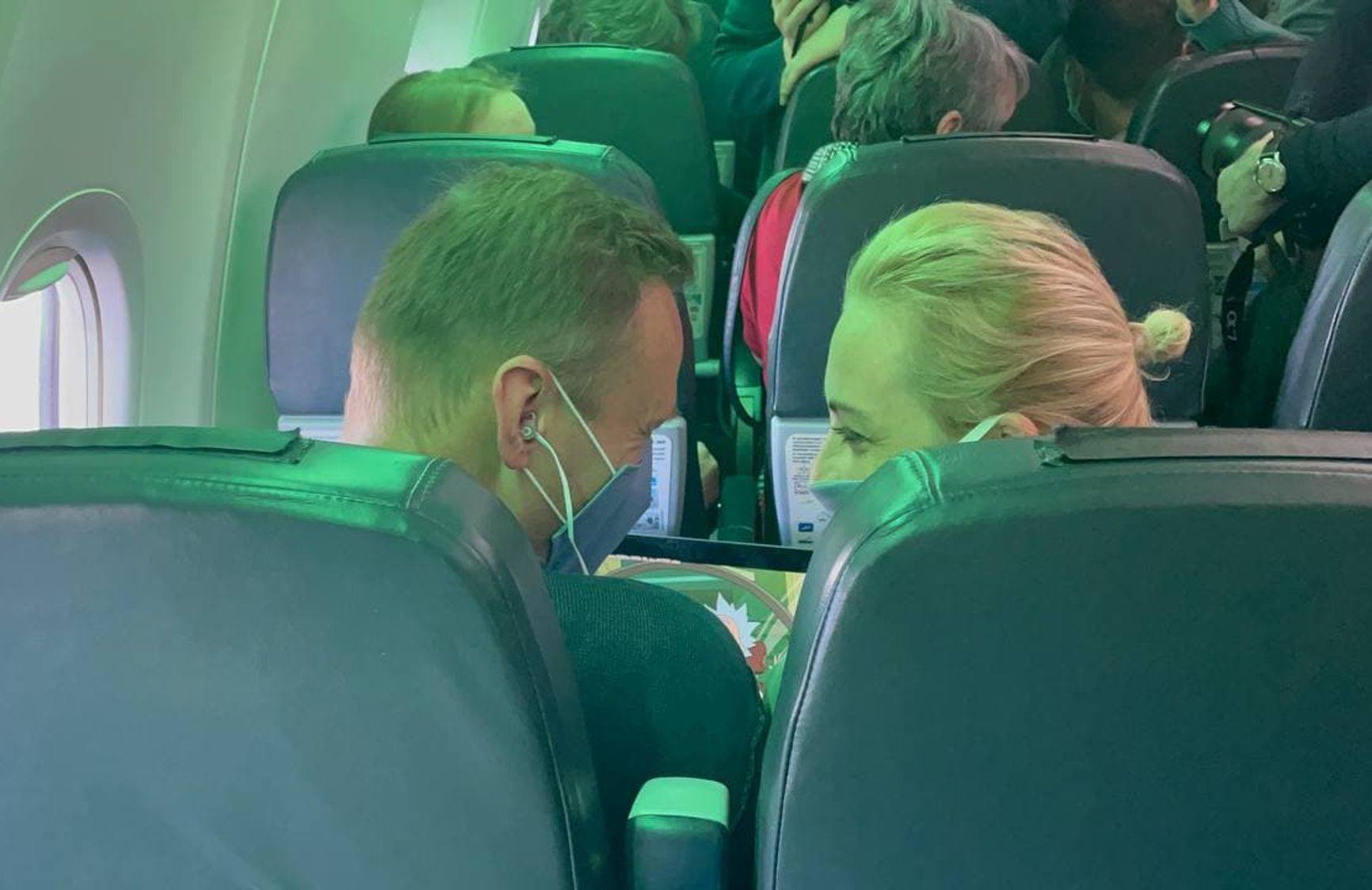 Во время полета Навальный с супругой смотрел мультик «Рик и Морти»