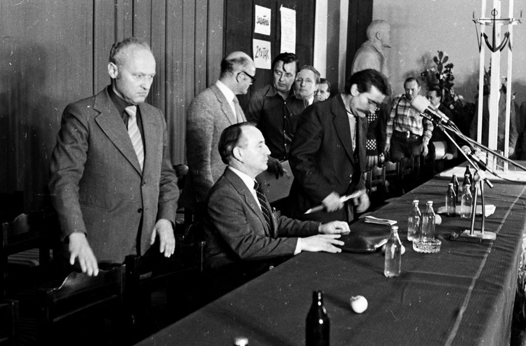 Лех Валенса и Мечислав Ягельский на подписании соглашения 31 августа 1980 года