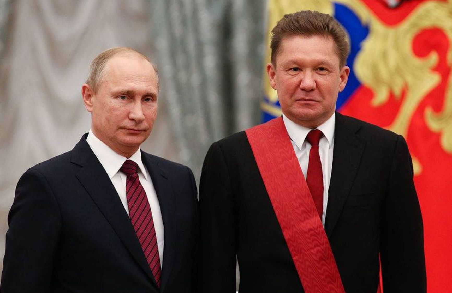 Владимир Путин и Алексей Миллер после вручения последнему звания Героя труда 