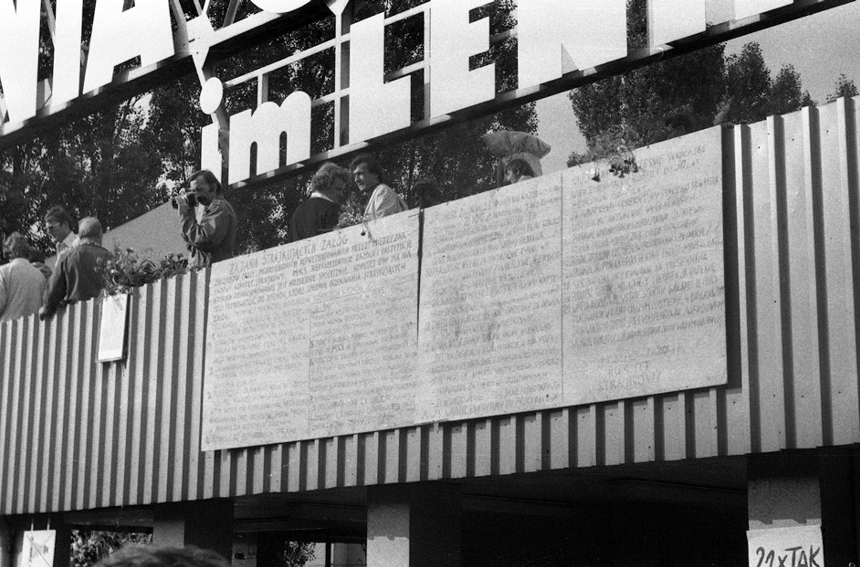 Две доски с 21 требованием бастующих вывешены над главным входом в судоверфь имени Ленина 