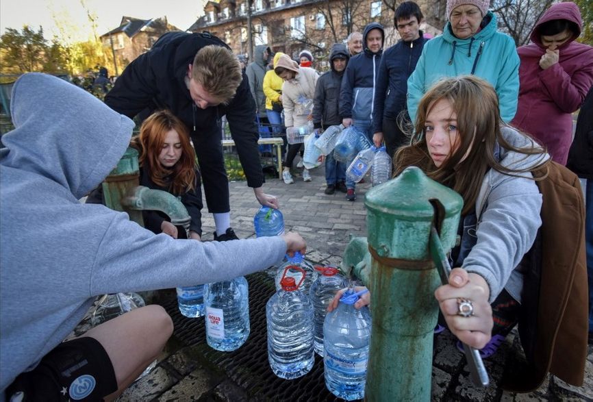 Жители Киева набирают воду из скважины во дворе