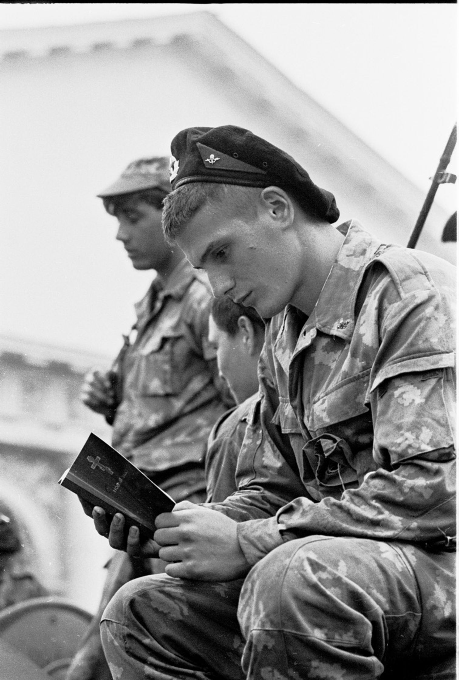Солдат у Манежа читает Библию