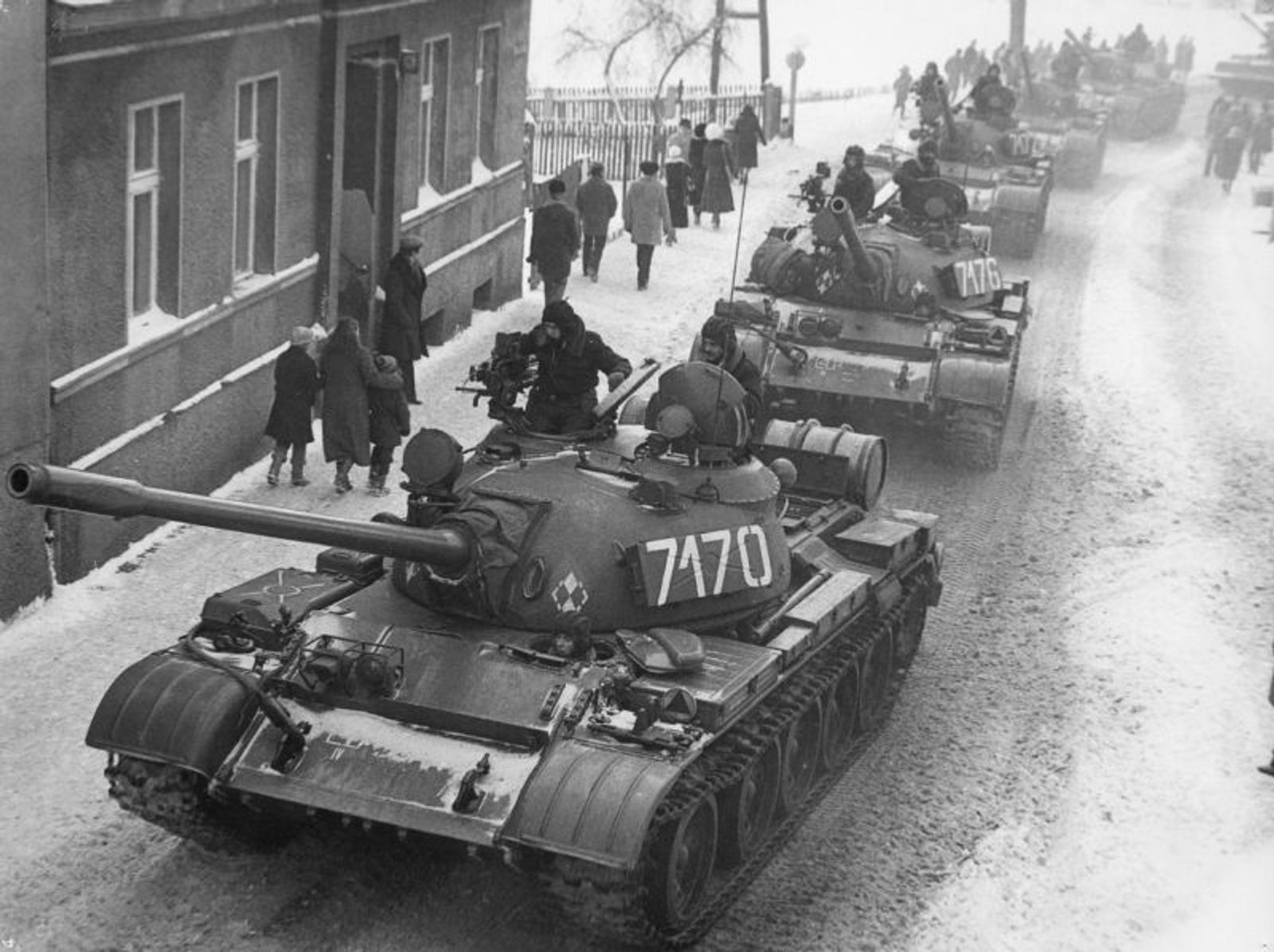 Танки Т-55А на улицах польских городов во время введения военного положения в декабре 1981 года