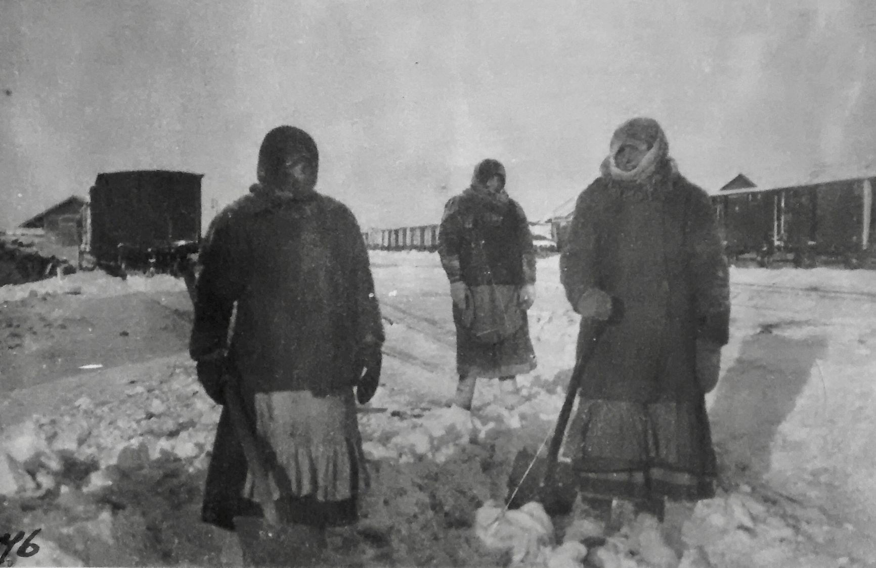 Женщины убирают снег на железной дороге. Под Красноярском.