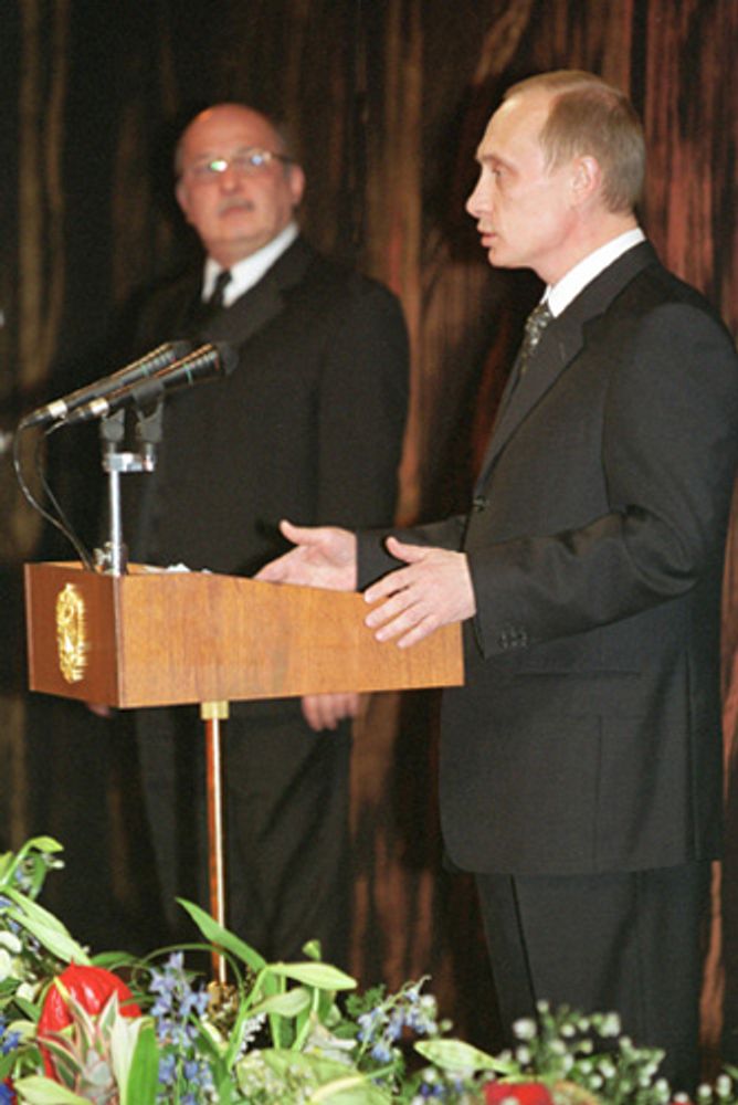 Тахир Иксанов (слева) и Владимир Путин (2001)