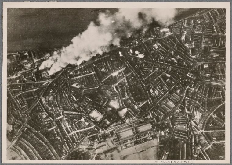 Снимок в немецкой прессе, сопровождающий сообщения о бомбежках Лондона и показывающий, как доки и склады города горят после атак люфтваффе, 1949 год