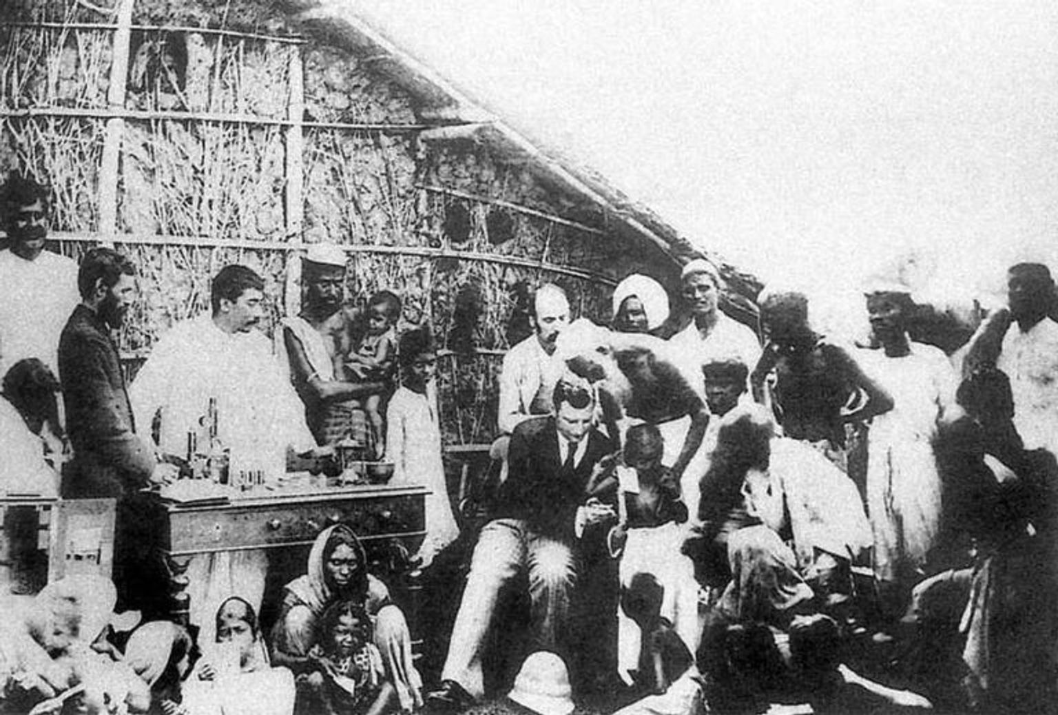 1897 г. Владимир Хавкин делает прививки в Мумбае. На главном снимке статьи: Владимир Хавкин в своей лаборатории в Бомбее