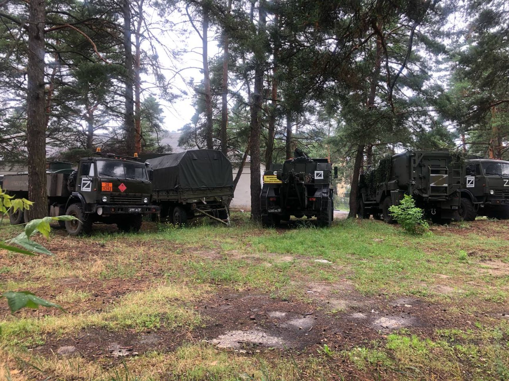 Парковка военного транспорта на территории Шебекинской центральной районной больницы.