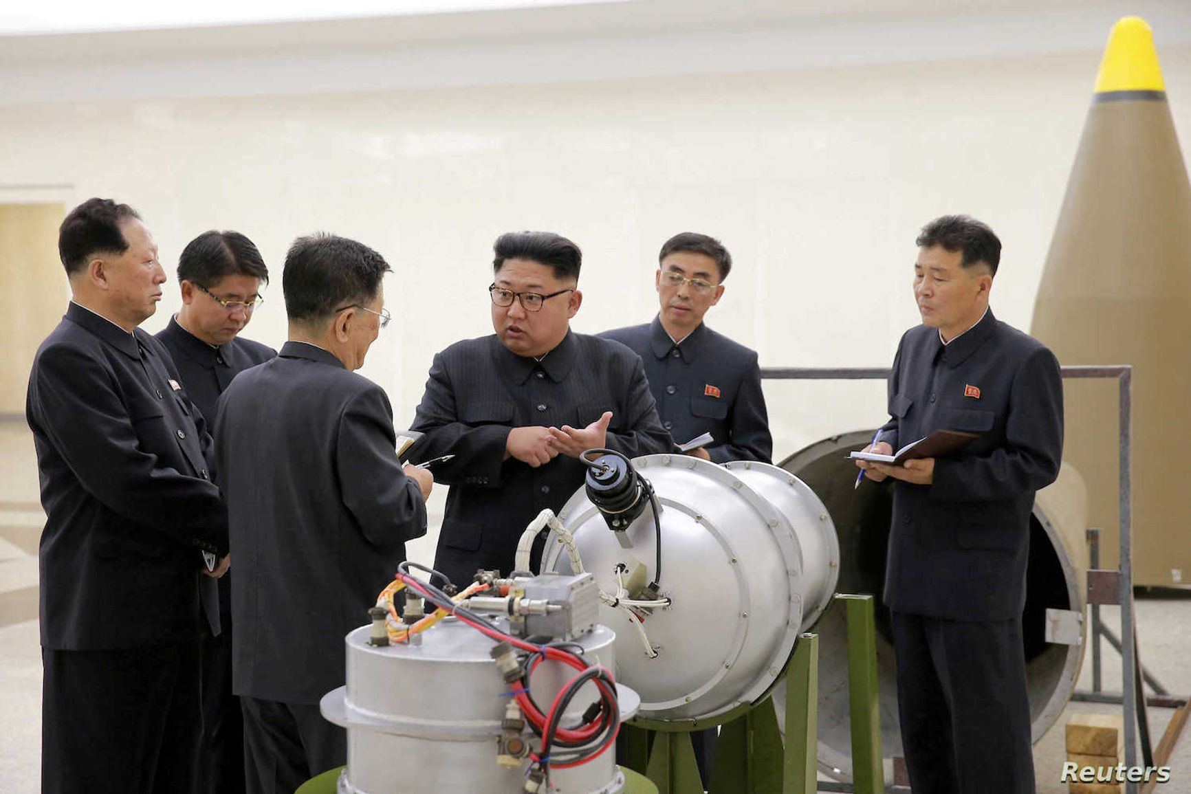 Ким Чен Ын на месте руководит созданием ядерного оружия