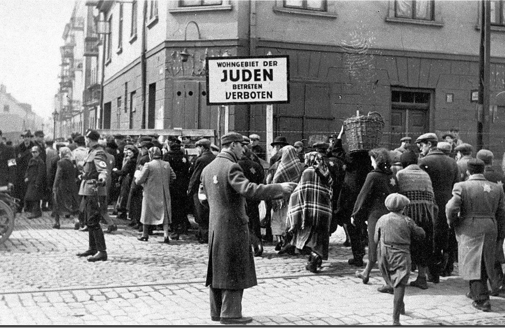 Лодзь. Еврейские и немецкие полицейские регулируют движение людей в гетто.