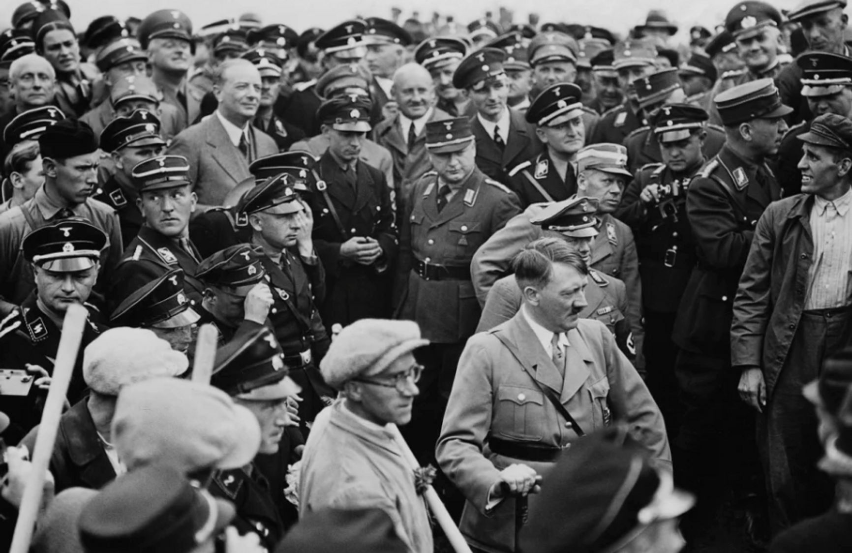 Гитлер на церемонии закладки фундамента Рейхсавтобана во Франкфурте-на-Майне