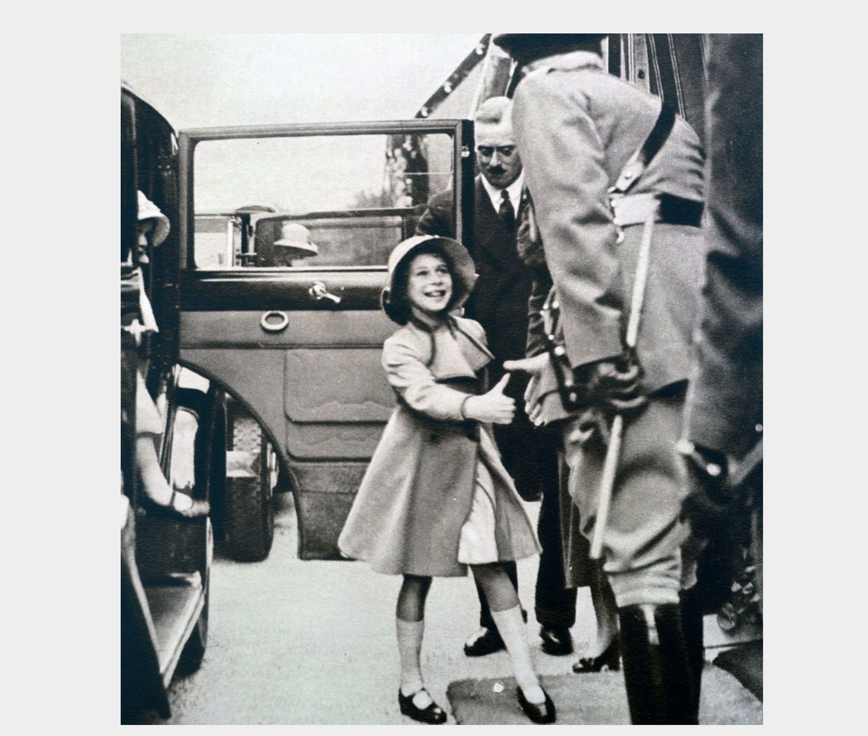 Елизавета приветствует королевского гвардейца, 1935 год