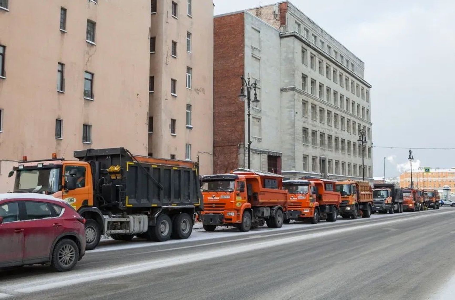 Подготовка к пикетам в Петербурге, 23 января 2021 года. Колонна снегоуборочной техники едет в сторону центра города