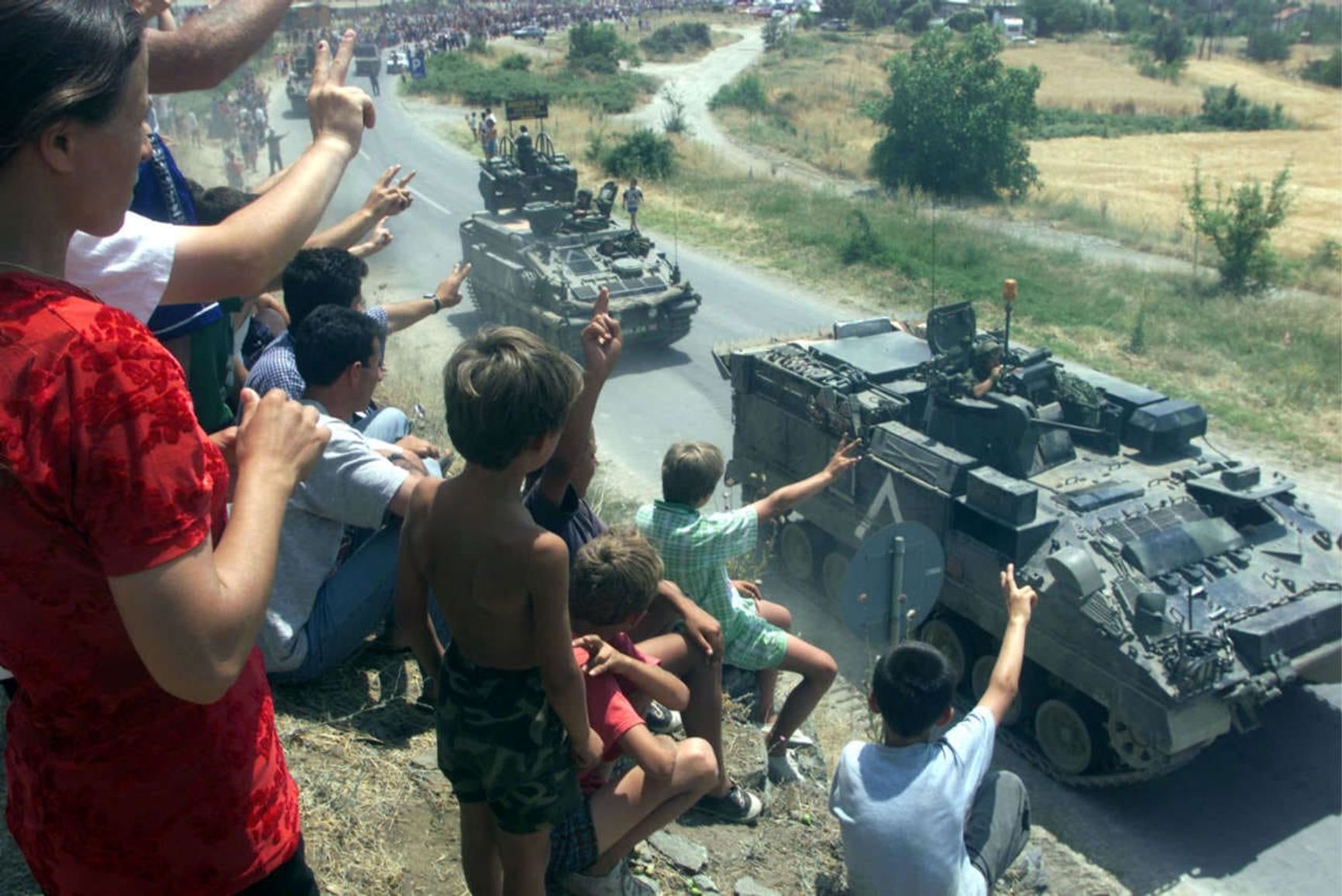 С 1999 года НАТО руководит операцией по поддержанию мира в Косово, в соответствии с мандатом резолюции 1244 Совета Безопасности ООН