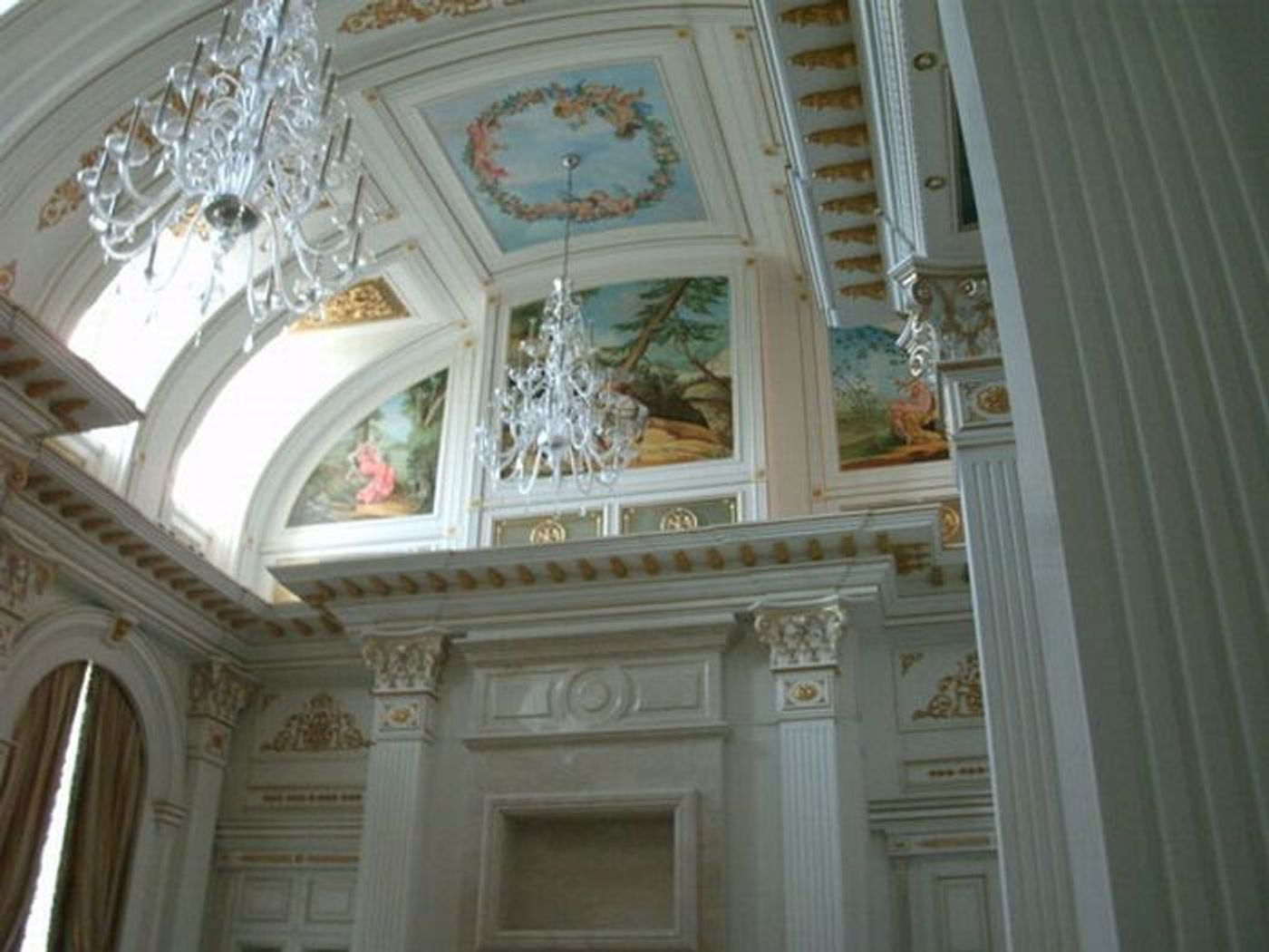Интерьер дворца в Геленджике. Фотография опубликована в 2011 году на сайте trinixy.ru
