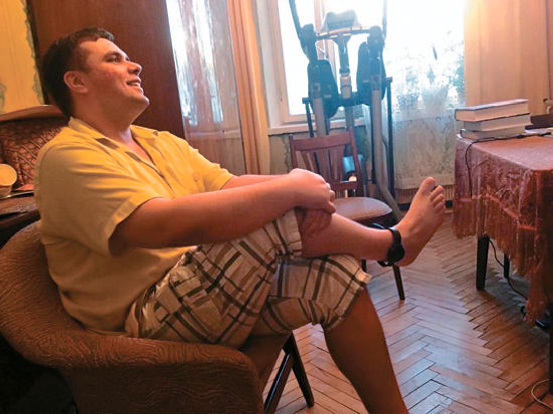 Константин Янкаускас с электронным браслетом на ноге