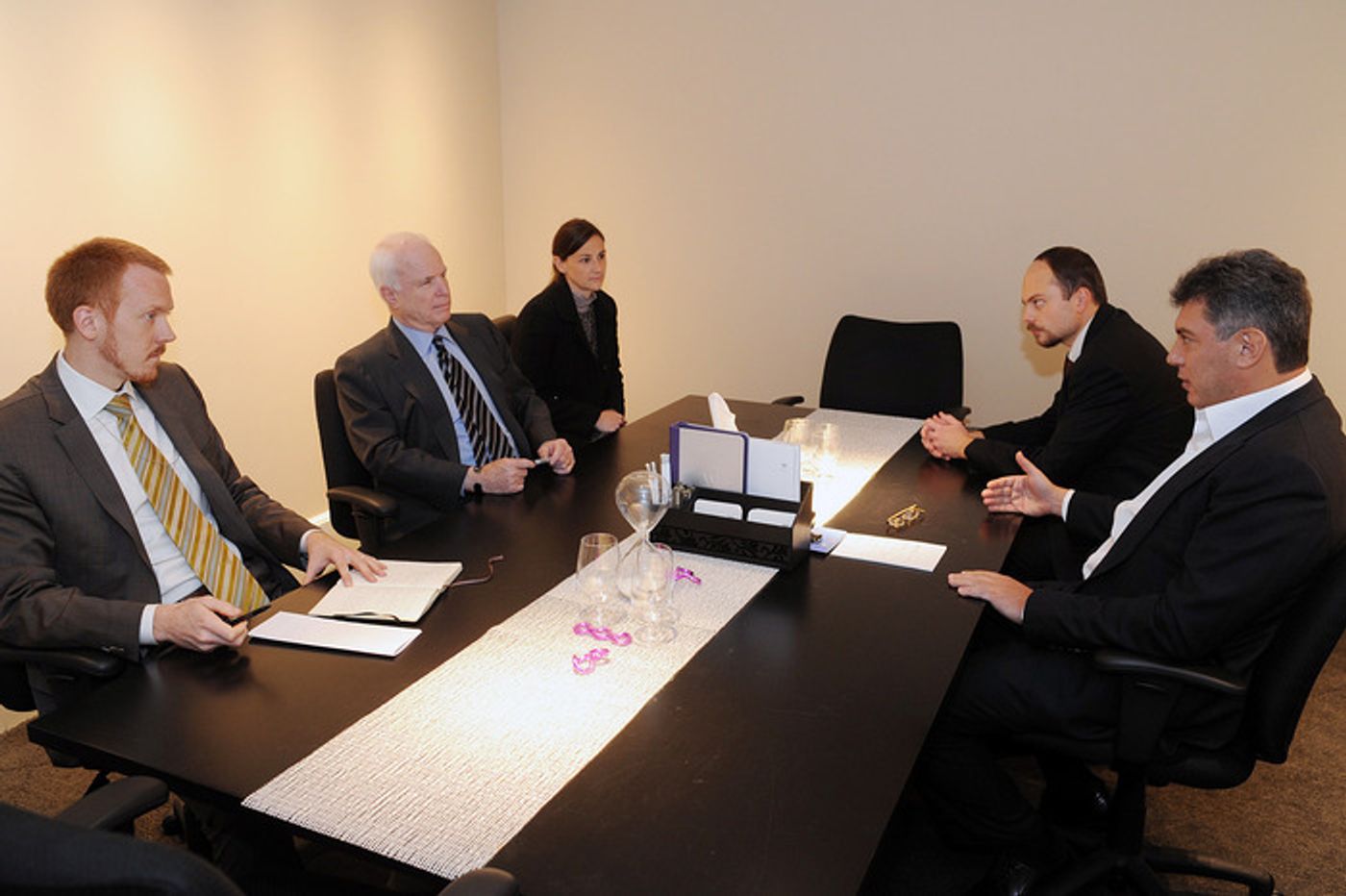 Первая встреча по «закону Магнитского»: 15 ноября 2010 года Борис Немцов, Владимир Кара-Мурза и американский сенатор Джон Маккейн в переговорной комнате вашингтонского W Hotel 