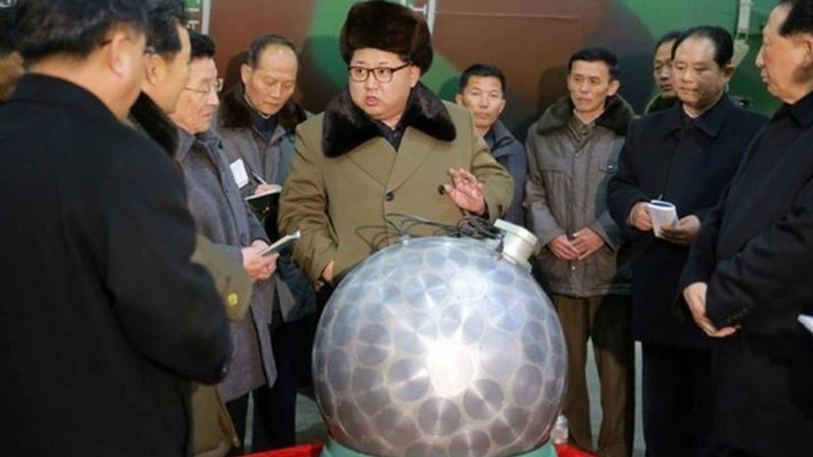 Снимки Ким Чен Ына с миниатюрной атомной бомбой, которая выглядела очень похожей на дискотечный шар, породили множество интернет-мемов