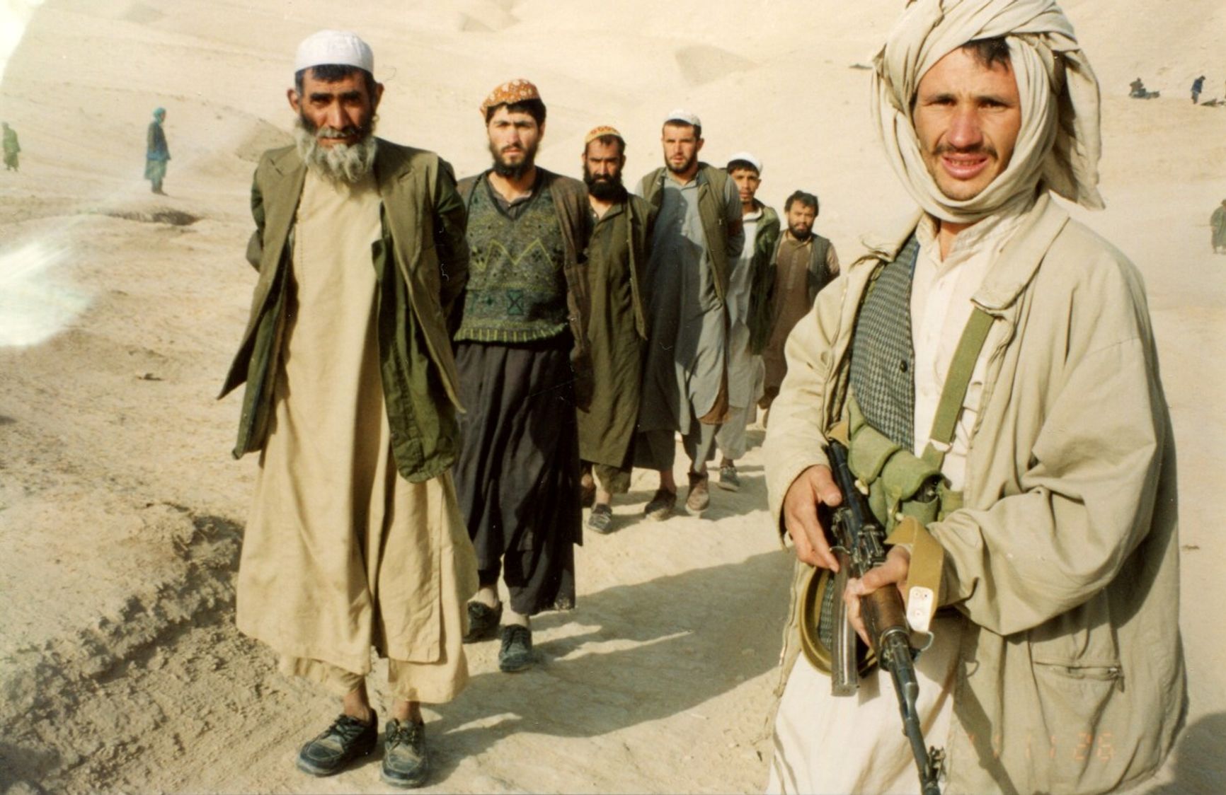 Кундуз, октябрь 2001. Дустумовцы берут в плен талибов
