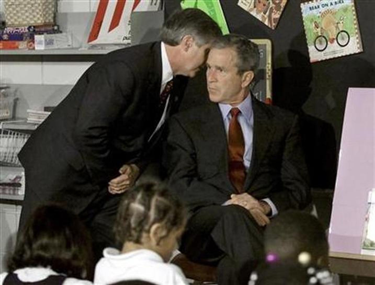 Начальная школа в Сарасоте, Флорида. Во время встречи со школьниками президенту Бушу сообщают о том, что второй самолет врезался во Всемирный торговый центр