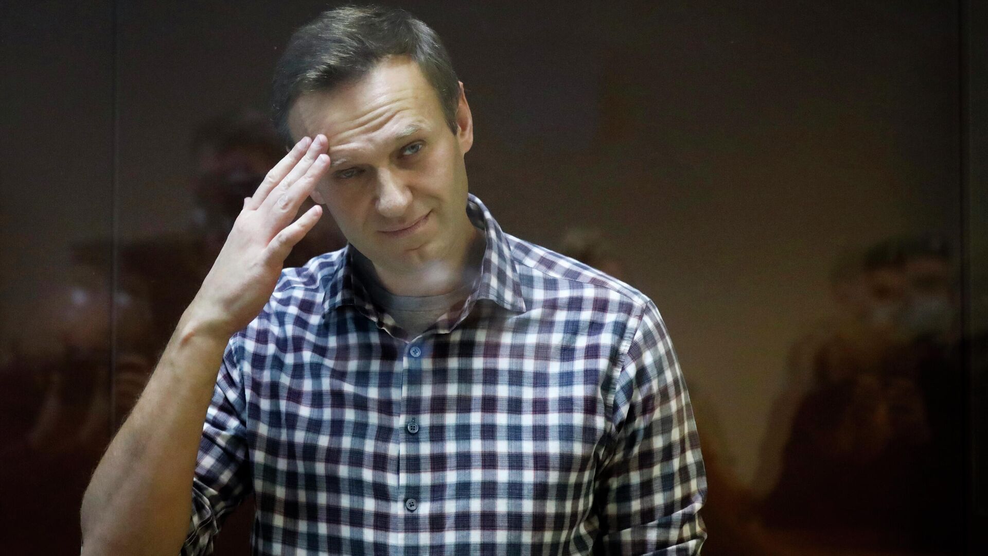 Алексея Навального снова отправили в ШИЗО — на этот раз за то, что он не держал руки за спиной во время конвоирования