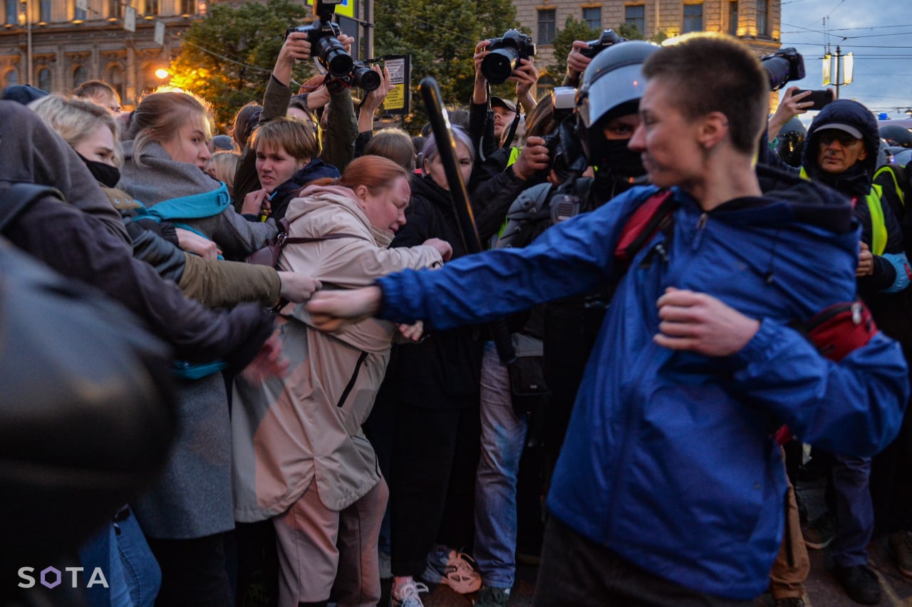 Жесткие задержания и избиения. Впервые за последние 1,5 года россияне вышли на массовые акции. Они протестуют против мобилизации
