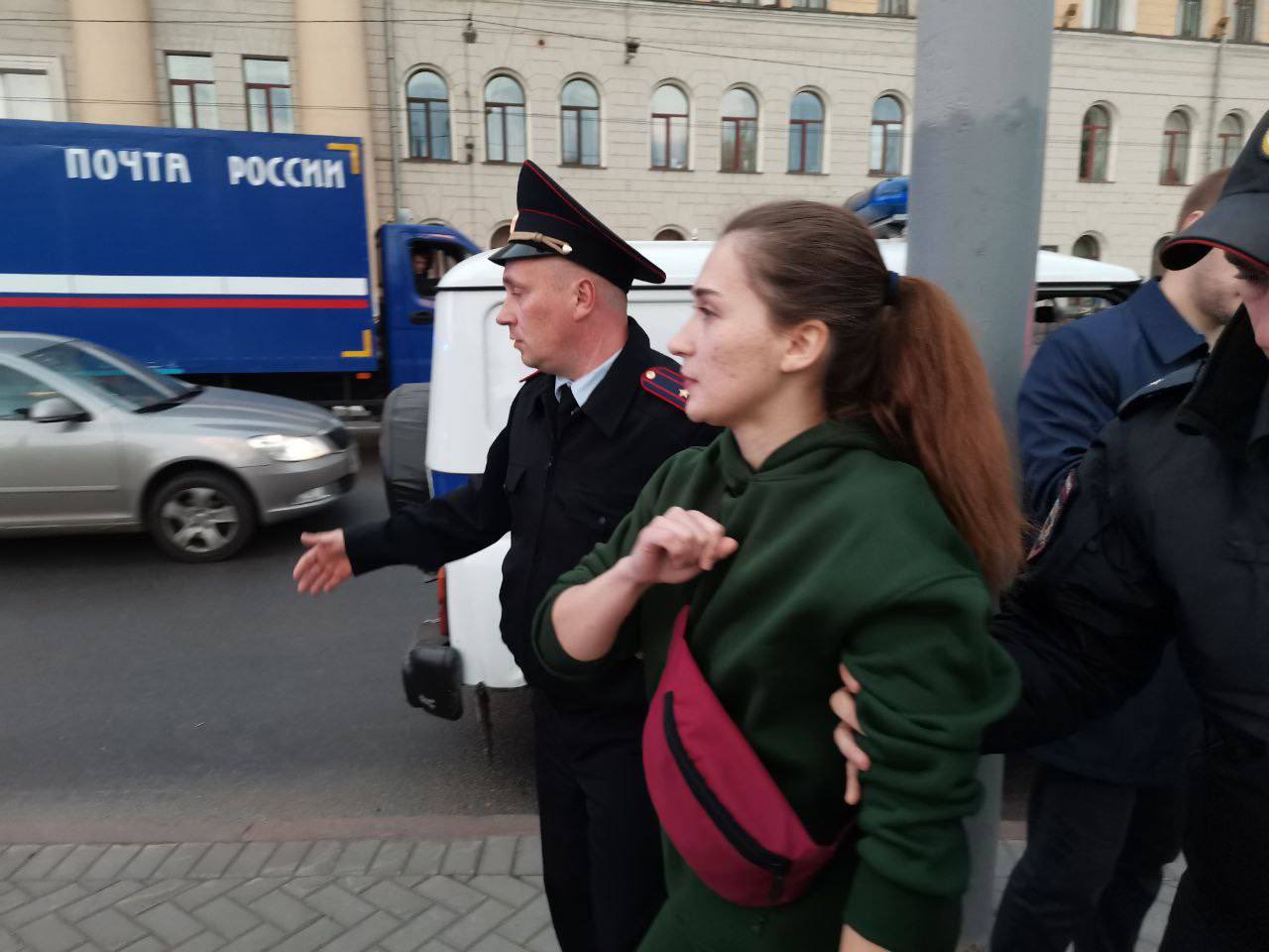По всей России проходят антивоенные протесты. Участников задерживают