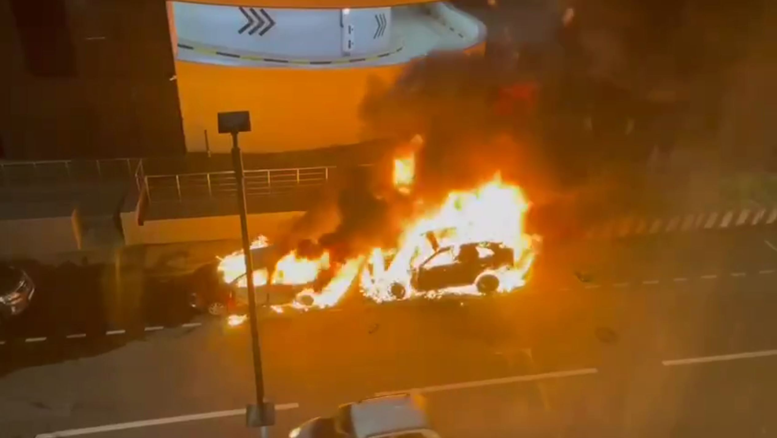 В центре Москвы cгорели два автомобиля. Baza: совершивший поджог выкрикивал антивоенные лозунги