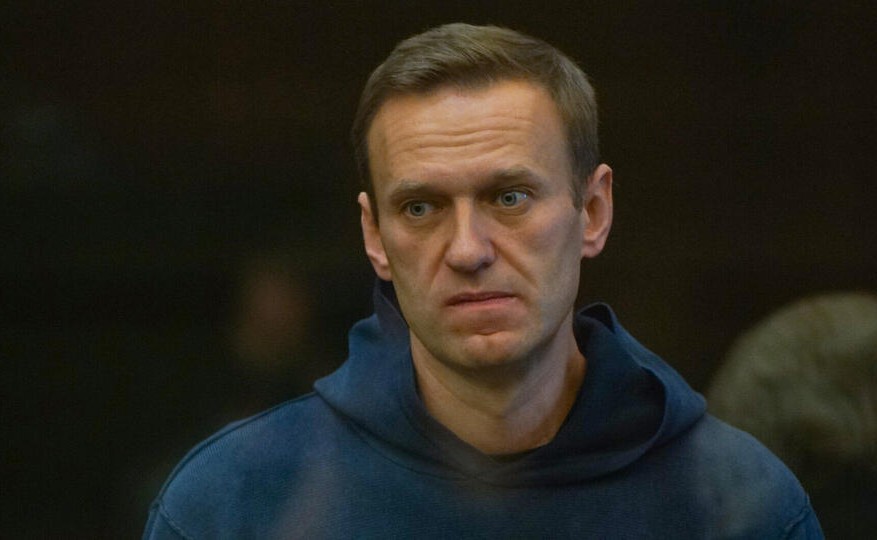 Навального в шестой раз отправили в ШИЗО. На этот раз — за отказ мыть забор