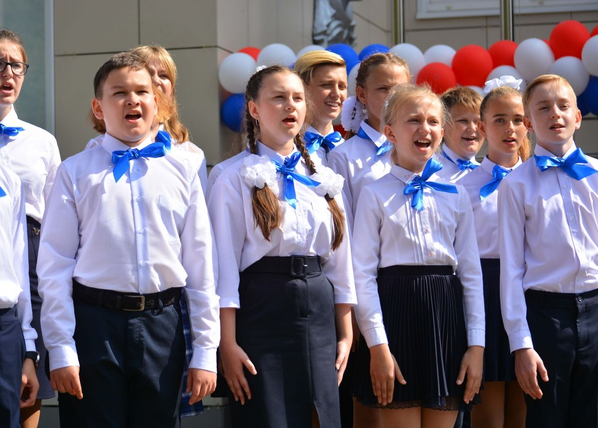 Ученики московского лицея отказались приходить на прослушивание гимна России, их заставили писать объяснительные — Astra