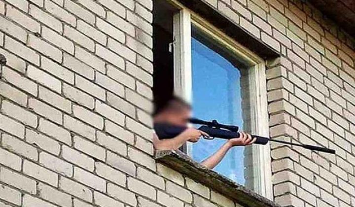 Москвич стреляет в рабочих на стройке из окна квартиры. Полиция месяц не может его задержать, так как он «не открывает дверь» — Mash