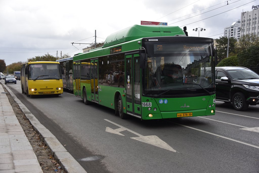 В Екатеринбурге запретили выпускать пассажиров из автобусов на остановках во время проезда Путина — E1.RU