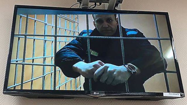 К Навальному в камеру напротив подселили заключенного, который постоянно орет