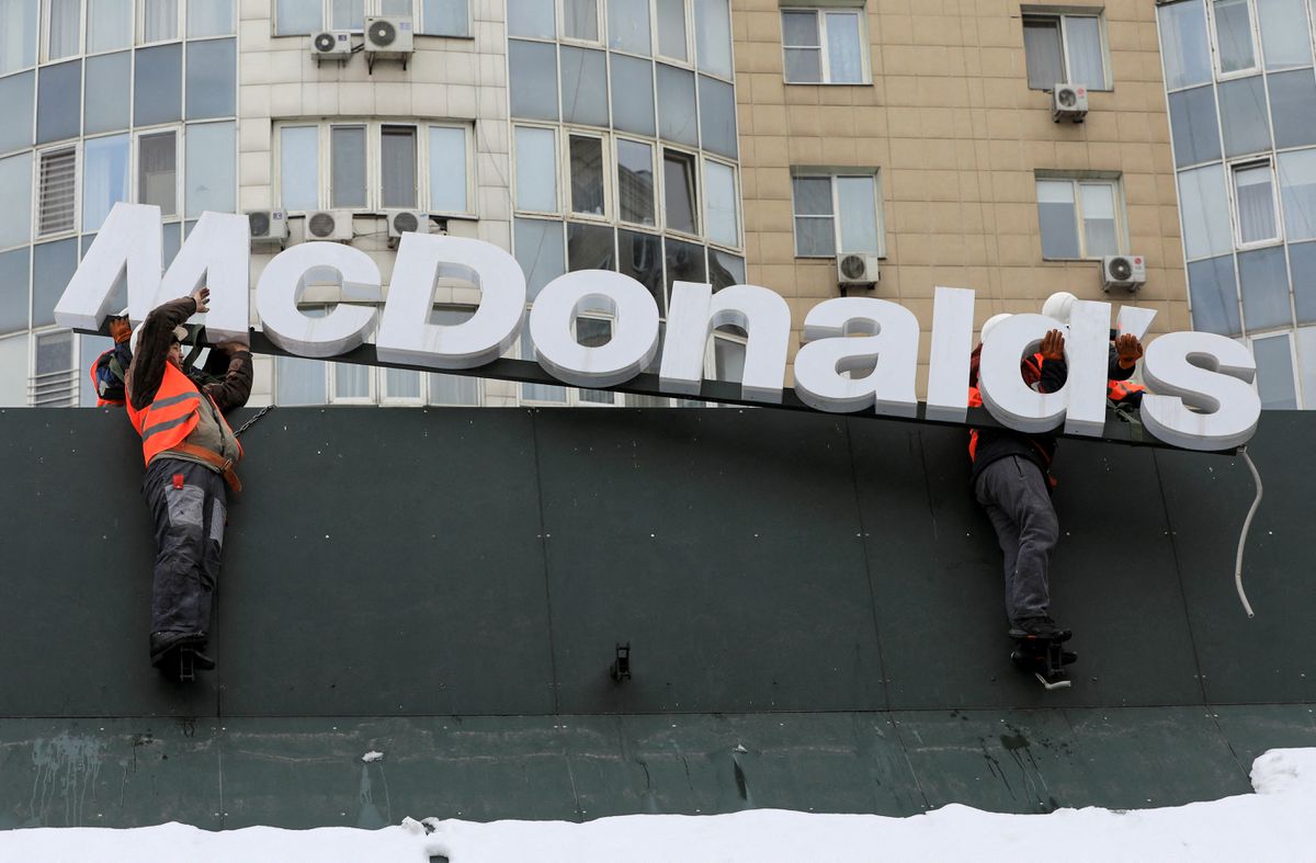 Заведения McDonald's вновь открылись в Казахстане без вывески. Чем заместили недостающие ингредиенты блюд — секрет