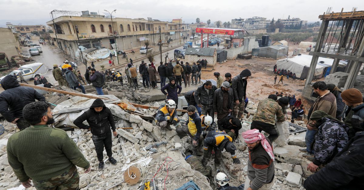 Число погибших при землетрясении в Турции и Сирии превысило 2200 человек. В порту Искендеруна начался пожар